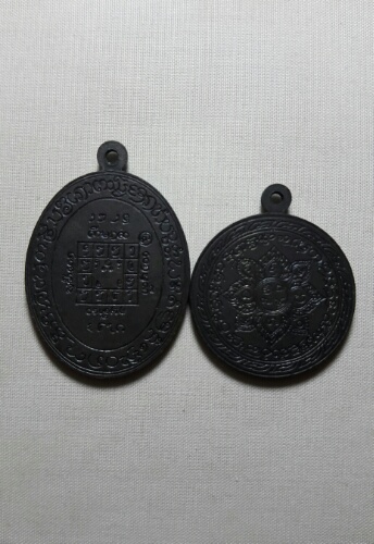 เหรียญรุ่นแรกครูบาคำปันปี19สภาพสวย2เหรียญ