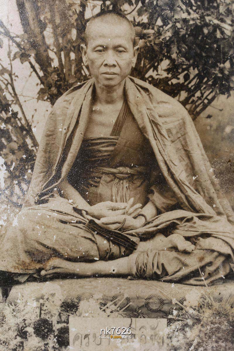 รูปถ่ายซีเปียครูบาเจ้าศรีวิชัยที่วัดศรีโคมคําปี พ.ศ.2467 จังหวัดพะเยา ขนาดเฉพาะรูปกว้าง3.5สูง5นิ้ว 