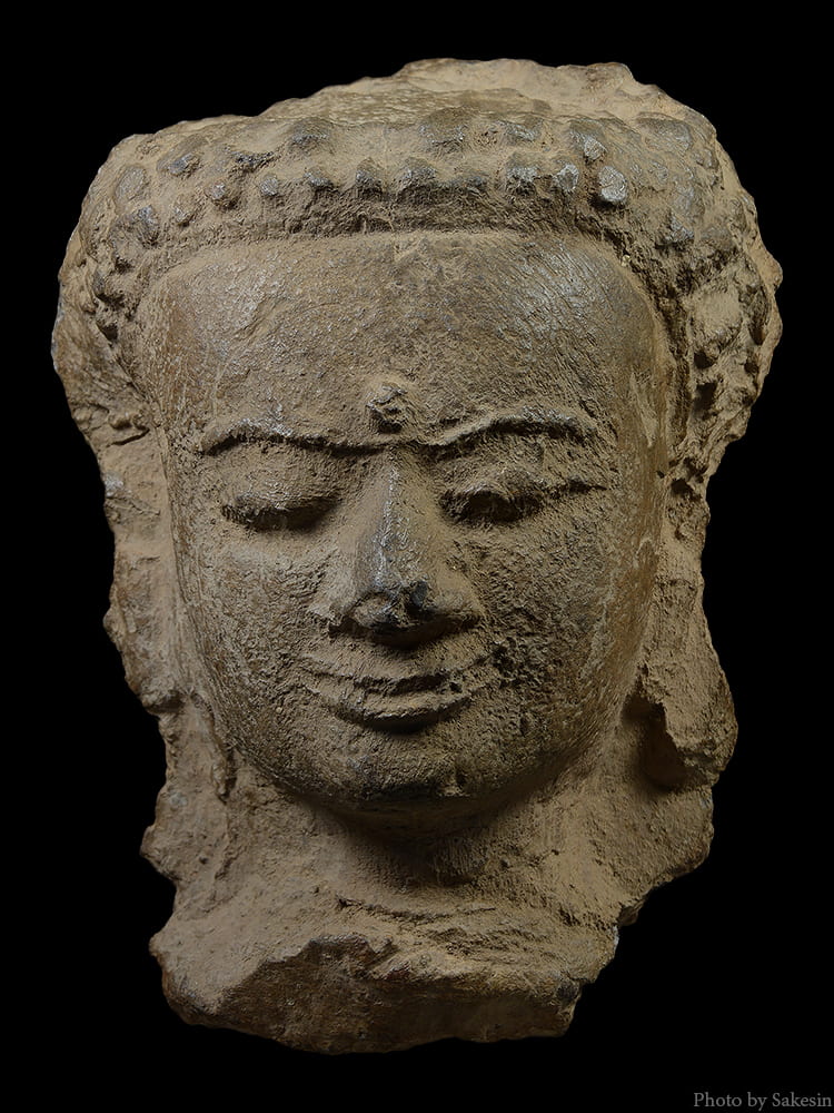เศียรพระ เนื้อดิน หริภุญชัย ลําพูน อายุ1200 ปี ศิลปะแบบอินเดีย 
