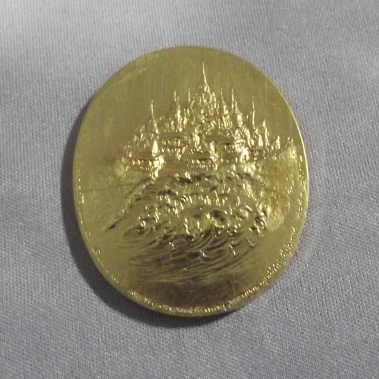 เหรียญพระพุทธลีลากาญจนบพิตร วัดทางสาย อ.บางสะพาน จ.ประจวบคีรีขันธ์ (เนื้อทองคำ)