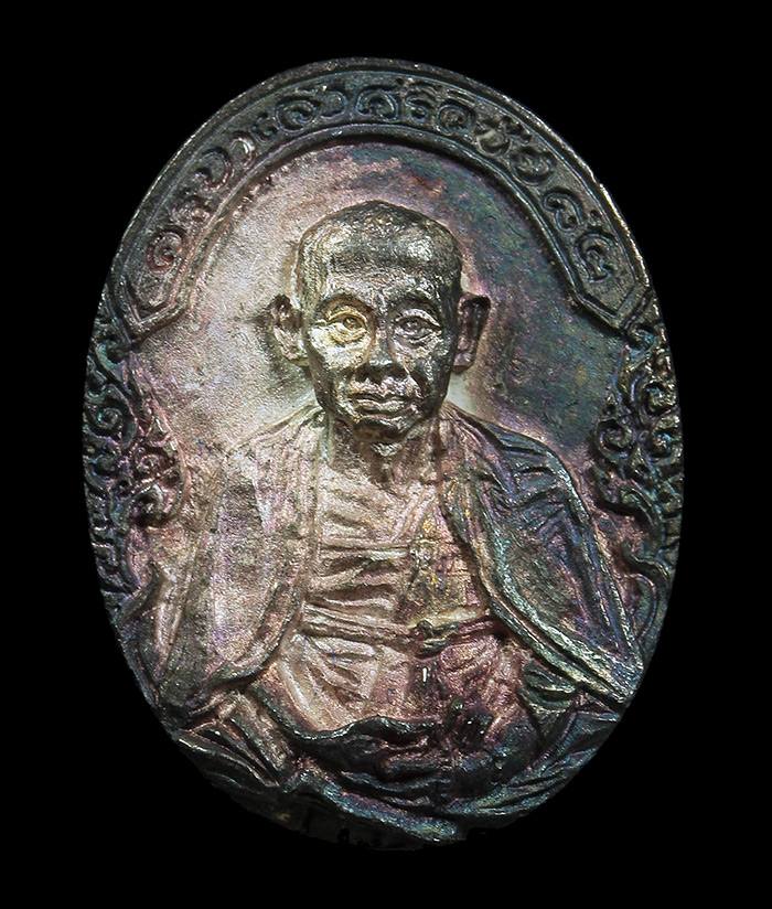 เหรียญครูบาศรีวิชัย เนื้อเงิน หลังหลวงพ่อเกษม เขมโก ปลุกเสก ปี2536 หายาก สร้างน้อย กล่องเดิมครับ