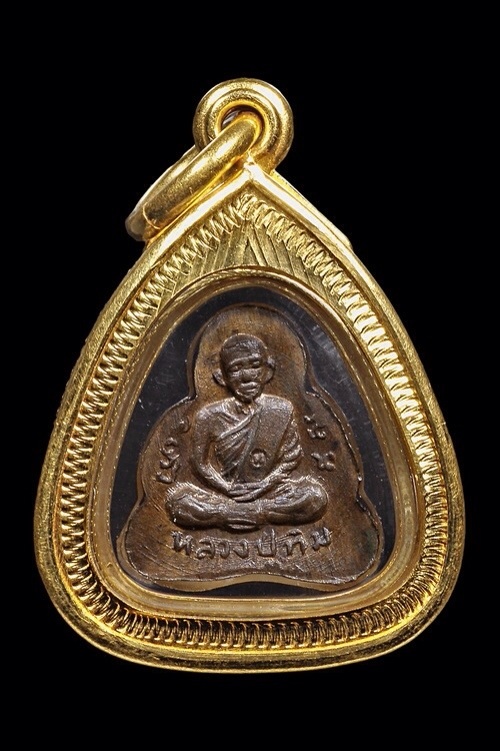 พระปิดตาองค์น้อย ปิดตาปั้มหลังรูปเหมือนเนื้อนวะ หลวงปู่ทิม