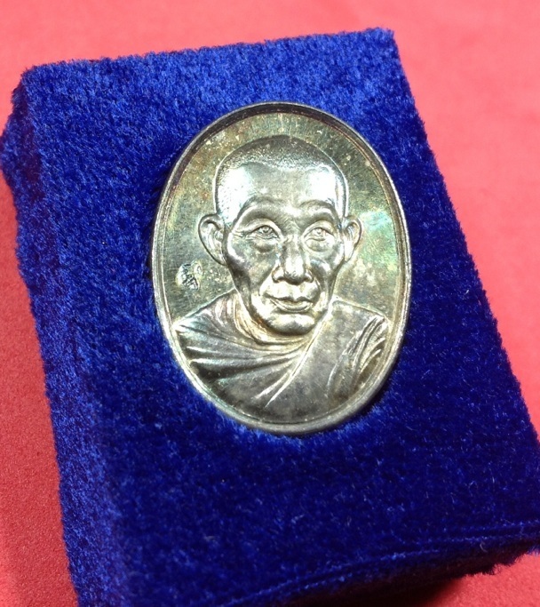 เหรียญ 60 พรรษามหาราชินี (เนื้อเงิน) พร้อมกล่อง สวยๆ