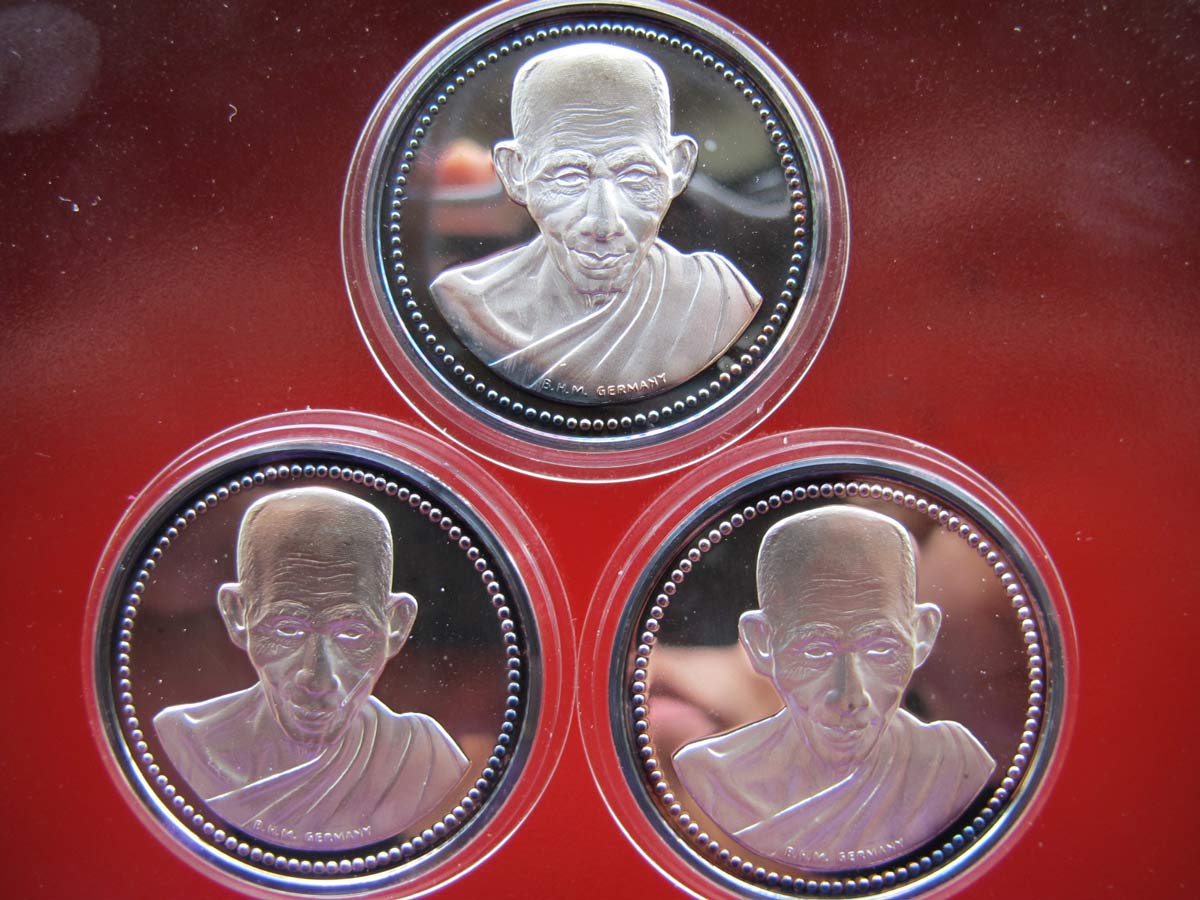 เหรียญเพิร์ช เมตตา บล๊อคเยอรมัน ในตลับ 3องค์ เคาะเดียว 2,700
