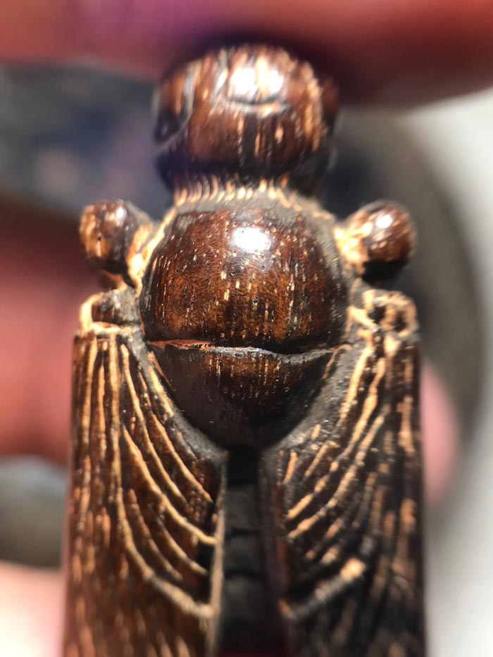 แมลงภู่ไม้ดุ้มล้อแกะเก่าโบราณ