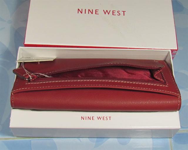กระเป๋าสตางค์ Nine West สีแดง ของใหม่ มือหนึ่ง จากอเมริกา