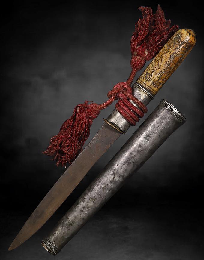 มีดหลูบเงินล้านนาด้ามงาแกะลายไทย