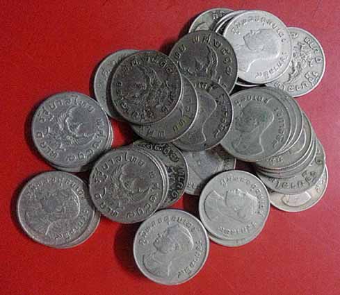เหรียญบาทใหญ่หลังครุฑ ปี 17  เหรียญละ  20  บาทครับ
