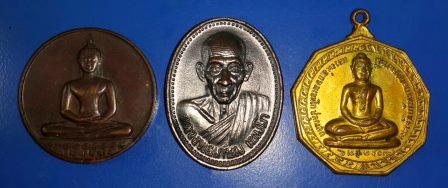 **ปิด 750 บ.** ชุด 3 เหรียญ พระเจ้าแก้วมรกตหลังชินราชปี 17, บารมี 81 ปี 35, เหรียญลายสือไทยปี 26 