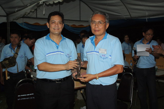 @@@..การมอบของที่ระลึกแด่กรรมการรับและตัดสินพระงานจอบแรก 52...@@@