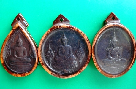 เหรียญพระแก้วมรกต 3 ฤดู 3 เหรียญบล็อกพระราชศรัทธา พศ 2525 เลี่ยมเก่าแต่เดิมพร้อมใช้