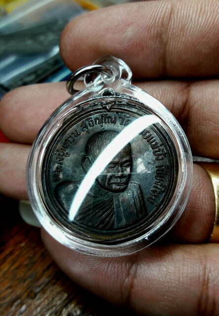 เหรียญหลวงปู่แหวนปี17รุ่นเจดีย์84เนื้อนวะโลหะสวยผิวเดิมๆ
