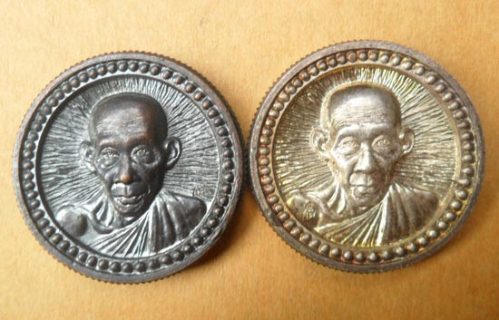 เหรียญล้อแม็กซ์ขอบเฟือง หลวงพ่อเกษม เขมโก รุ่นเมตตามหาบารมี ๓ มต ปี 37 แพคคู่ เนื้อเงิน+ทองแดงครับ