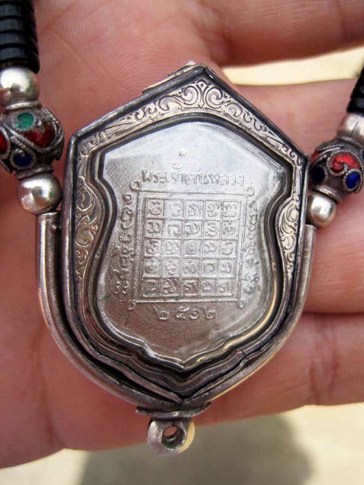 	เหรียญพระเจ้าตนหลวง ปี 12 เนื้ออัลปาก้า บล๊อคสายฝนวงเดือน สภ าพสวยแชมป์ พร้อมเลี่ยมเงินร้อยสร้อยงาน