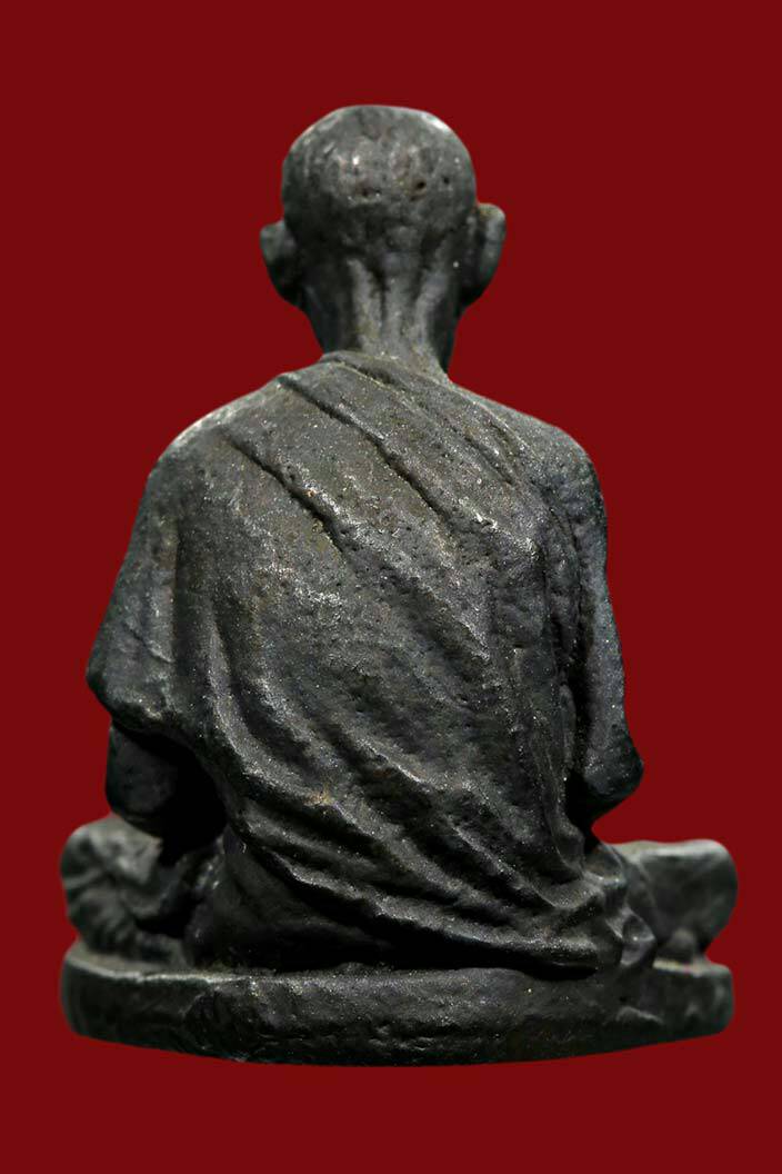 รูปหล่อ "ก้นดอกจันทร์" เนื้อนวโลหะ ปี พ.ศ. ๒๕๑๘ หลวงพ่อเกษม เขมโก