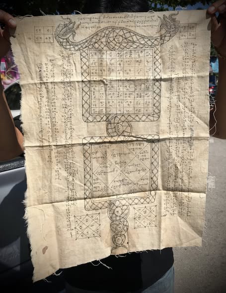 ผ้ายันต์นาคเกี้ยวล้านนา