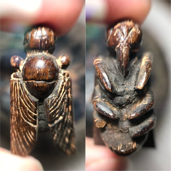 แมลงภู่ไม้ดุ้มล้อแกะเก่าโบราณ